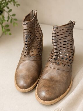Qupid Taupe Cutout Ankle Booties Size 10 Peep Toe Block Heel Boho